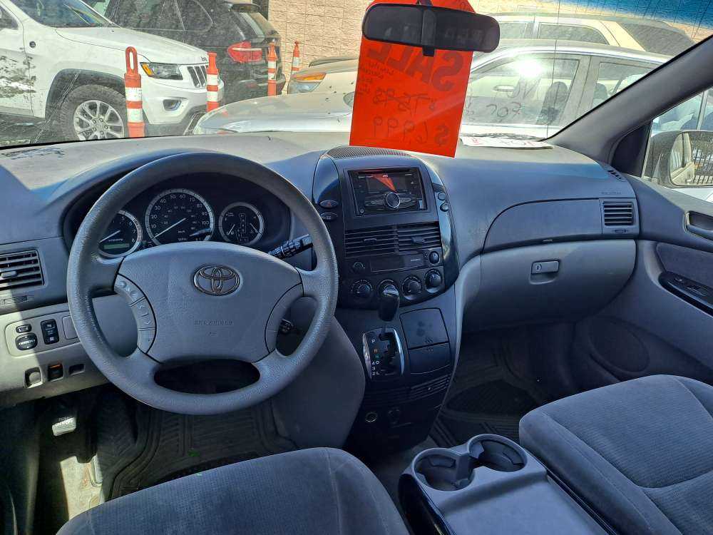 Toyota Sienna Image 3